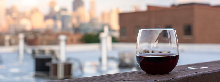 table avec verre de vin