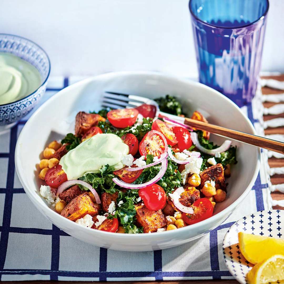 Bols de patates douces, pois chiches à l’harissa et yogourt grec à l’avocat